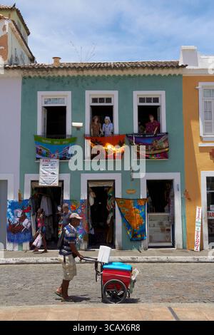 Scène de rue colorée avec mannequins et objets artisanaux à Salvador, Bahia, Brésil Banque D'Images
