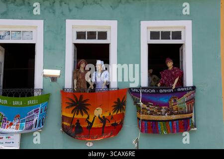 Scène de rue colorée avec mannequins et objets artisanaux à Salvador, Bahia, Brésil Banque D'Images