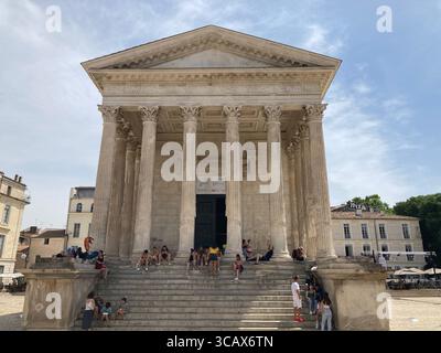 France Nîmes vues sur la ville avec des bâtiments, des rues et des monuments présentant l'architecture historique et la vie urbaine dans le sud de la France Banque D'Images