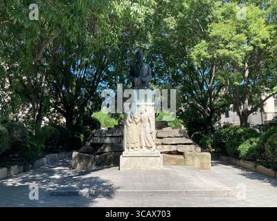 France Nîmes vues sur la ville avec des bâtiments, des rues et des monuments présentant l'architecture historique et la vie urbaine dans le sud de la France Banque D'Images