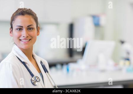 médecin féminin portant une blouse de laboratoire blanche avec un moniteur d'examen de stéthoscope dans le laboratoire, espace de copie Banque D'Images