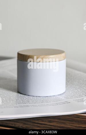 Ce conteneur blanc minimaliste, associé à un beau couvercle en bois, stylise diverses pages Banque D'Images