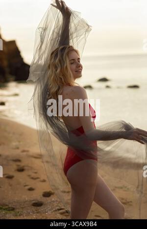 Portrait d'une jeune femme brillante, blonde insouciante profitant du soleil par une belle journée Banque D'Images