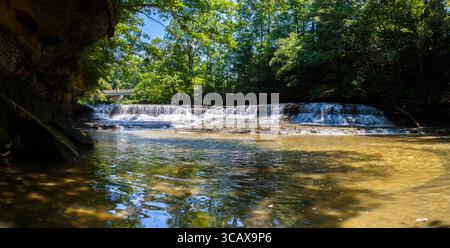 Quarry Rock Park, Bentleyville, Ohio - 17 juin 2017 : cascades d'eau sur les formations rocheuses en couches, créant une cascade pittoresque. Banque D'Images