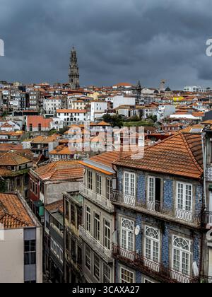 Vue sur les maisons colorées vers la Torre dos Clerigos dans la vieille ville de Porto, Portugal. Banque D'Images