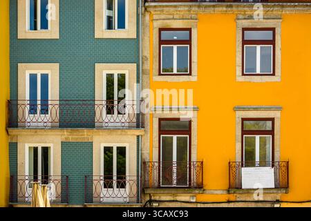 23/07/2025 Porto, Portugal. Bâtiments récemment restaurés aux couleurs vives dans le centre de la ville. Photo : © Simon Grosset Banque D'Images