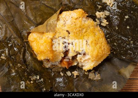 Vue de dessus cuisine traditionnelle cantonaise ouverte nommée riz collant enveloppé de feuilles de lotus Banque D'Images