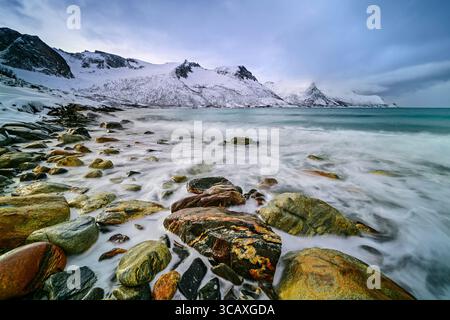 Pierres colorées dans la mer surf à Baltsfjord, Senja, Troms, Norvège Banque D'Images