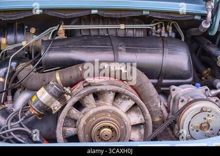 17 août 2024 - Ruinerwold-pays-Bas : compartiment moteur arrière ouvert d'un coupé Porsche 911 3,0 SC bleu métallisé, révélant le Flat-six refroidi par air Banque D'Images