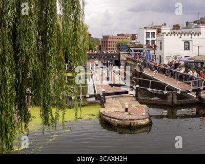 L'écluse historique de Camden sur le Regent's canal, un monument célèbre et une attraction touristique au cœur de Camden Market, Londres, Royaume-Uni. Banque D'Images