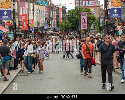 Une foule nombreuse et diversifiée de touristes et d'habitants se promène le long de la très animée Camden High Street un jour d'été à Londres, au Royaume-Uni. Banque D'Images