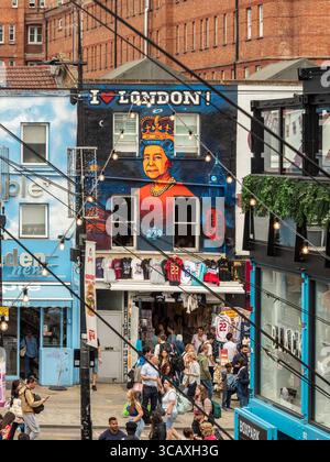 Vue de la peinture murale « I Love London » de la reine Elizabeth II à côté du centre commercial moderne Boxpark à Camden, Londres, Royaume-Uni. Banque D'Images