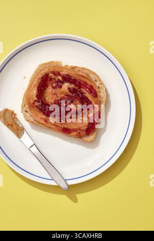 Griller avec du beurre d'arachide et de la confiture Banque D'Images