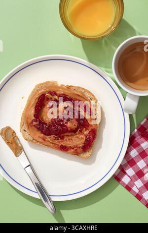 Griller avec du beurre d'arachide et de la confiture Banque D'Images
