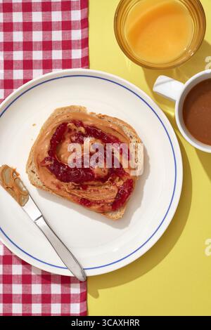 Griller avec du beurre d'arachide et de la confiture Banque D'Images