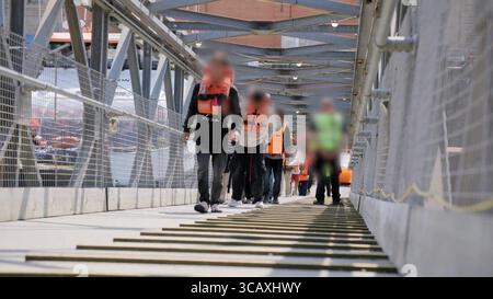 NOTE DE LA RÉDACTION - LES IMAGES SONT FLOUES À LA SOURCE. Capture d'écran tirée d'une vidéo publiée par le Home Office des premiers migrants de petits bateaux détenus dans le cadre du nouveau contrat « One In, One Out » du Royaume-Uni, à Western Jet Foil à Douvres, dans le Kent. Les migrants, qui ont été détenus le jour où le projet pilote a commencé à fonctionner, passent par les premières étapes du processus pilote de retour Royaume-Uni-France au cours des dernières 24 heures, y compris le traitement initial, les contrôles biométriques et de sécurité, et la réinstallation au Centre de renvoi de l'immigration pour attendre leur retour en France. Date de la photo : jeudi 7 août 2025. Banque D'Images