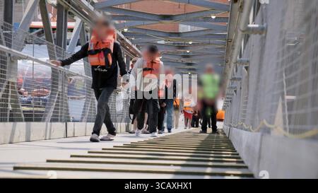 NOTE DE LA RÉDACTION - LES IMAGES SONT FLOUES À LA SOURCE. Capture d'écran tirée d'une vidéo publiée par le Home Office des premiers migrants de petits bateaux détenus dans le cadre du nouveau contrat « One In, One Out » du Royaume-Uni, à Western Jet Foil à Douvres, dans le Kent. Les migrants, qui ont été détenus le jour où le projet pilote a commencé à fonctionner, passent par les premières étapes du processus pilote de retour Royaume-Uni-France au cours des dernières 24 heures, y compris le traitement initial, les contrôles biométriques et de sécurité, et la réinstallation au Centre de renvoi de l'immigration pour attendre leur retour en France. Date de la photo : jeudi 7 août 2025. Banque D'Images
