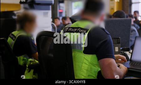 NOTE DE LA RÉDACTION - LES IMAGES SONT FLOUES À LA SOURCE. Capture d'écran tirée d'une vidéo publiée par le Home Office of Border Force Officers traitant les premiers migrants par bateau détenus dans le cadre du nouveau contrat « One in, One out » du Royaume-Uni, au Centre de traitement des demandes d'immigration de Manston, dans le Kent. Les migrants, qui ont été détenus le jour où le projet pilote a commencé à fonctionner, passent par les premières étapes du processus pilote de retour Royaume-Uni-France au cours des dernières 24 heures, y compris le traitement initial, les contrôles biométriques et de sécurité, et la réinstallation au Centre de renvoi de l'immigration pour attendre leur retour en France. Image Banque D'Images