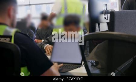 NOTE DE LA RÉDACTION - LES IMAGES SONT FLOUES À LA SOURCE. Capture d'écran tirée d'une vidéo publiée par le Home Office of Border Force Officers traitant les premiers migrants par bateau détenus dans le cadre du nouveau contrat « One in, One out » du Royaume-Uni, au Centre de traitement des demandes d'immigration de Manston, dans le Kent. Les migrants, qui ont été détenus le jour où le projet pilote a commencé à fonctionner, passent par les premières étapes du processus pilote de retour Royaume-Uni-France au cours des dernières 24 heures, y compris le traitement initial, les contrôles biométriques et de sécurité, et la réinstallation au Centre de renvoi de l'immigration pour attendre leur retour en France. Image Banque D'Images
