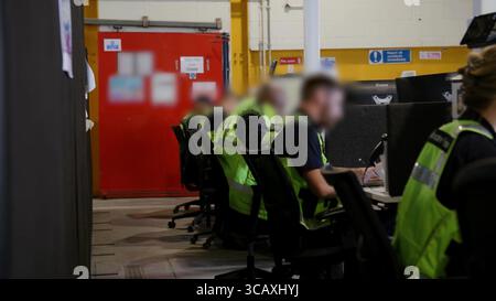 NOTE DE LA RÉDACTION - LES IMAGES SONT FLOUES À LA SOURCE. Capture d'écran tirée d'une vidéo publiée par le Home Office of Border Force Officers traitant les premiers migrants par bateau détenus dans le cadre du nouveau contrat « One in, One out » du Royaume-Uni, au Centre de traitement des demandes d'immigration de Manston, dans le Kent. Les migrants, qui ont été détenus le jour où le projet pilote a commencé à fonctionner, passent par les premières étapes du processus pilote de retour Royaume-Uni-France au cours des dernières 24 heures, y compris le traitement initial, les contrôles biométriques et de sécurité, et la réinstallation au Centre de renvoi de l'immigration pour attendre leur retour en France. Image Banque D'Images