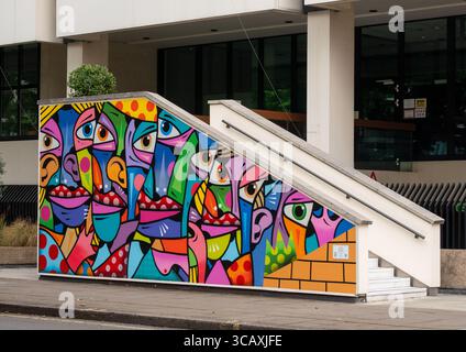 La murale colorée et abstraite « visages du futur », qui fait partie du projet « Uniting in Diversity », à l'ambassade d'Allemagne à Londres, au Royaume-Uni. Banque D'Images