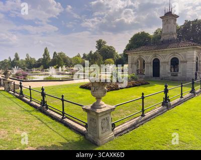 Pump House dans les jardins italiens, avec les étangs formels et les fontaines au loin. Jardins de Kensington. Londres. Banque D'Images