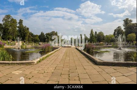 Un large panorama des jardins italiens situé à Kensington Gardens, Londres, Royaume-Uni. Banque D'Images