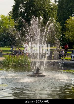 Un gros plan d'une fontaine pulvérisant de l'eau dans les étangs ornementaux des jardins italiens, un endroit populaire et paisible à Hyde Park, Londres, Royaume-Uni. Banque D'Images
