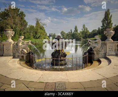 La fontaine italienne ornée avec ses sculptures néréides, à la tête de la longue eau dans les jardins italiens, Londres, Royaume-Uni. Banque D'Images