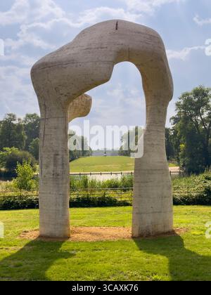 Une vue à travers « The Arch » par Henry Moore, encadrant la statue lointaine « Physical Energy » dans les jardins de Kensington, Londres, Royaume-Uni. Banque D'Images