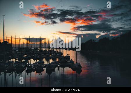 Coucher de soleil sur Pirita Marina à Tallinn, Estonie - paisible paysage de la mer Baltique Banque D'Images