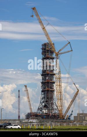 Kennedy Space Center, États-Unis. 07 août 2025. Août 7th état actuel de la NASA Artemis 2 MLP Mobile Launch Platform Build pour la prochaine mission lunaire.next au VAB Kennedy Space Center Brevard County Florida USA. (Photo de Scott Schilke/SipaUSA) crédit : Sipa USA/Alamy Live News Banque D'Images