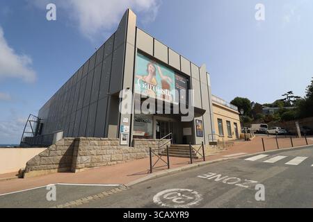 Palais des Arts et des Festivals, salle de spectacle, salle de concert et centre de conférences, vue extérieure, ville de Dinard, département d'Ille et Vilaine, Brit Banque D'Images