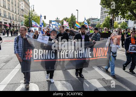 Berlin, Allemagne. 07 août 2025. Des dizaines de manifestants se sont rassemblés jeudi 7 août 2025, près de l'emblématique porte de Brandebourg de Berlin pour exiger le retour immédiat des otages israéliens détenus par le Hamas à Gaza. La manifestation pacifique, qui s'est tenue à Pariser Platz, a attiré des Juifs allemands, des expatriés israéliens et des supporters agitant des drapeaux israéliens et portant des pancartes indiquant « Bring Them Home Now ». Chants de 'Libérez les otages !' Et 'Am Yisrael Chai' résonnait sur la place, un site symbolique à quelques pas du mémorial allemand de l'Holocauste. (Photo de Michael Kuenne/PRESSCOV/SIPA USA) crédit : SIPA USA/Alamy Live News Banque D'Images