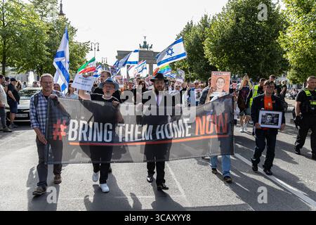Berlin, Allemagne. 07 août 2025. Des dizaines de manifestants se sont rassemblés jeudi 7 août 2025, près de l'emblématique porte de Brandebourg de Berlin pour exiger le retour immédiat des otages israéliens détenus par le Hamas à Gaza. La manifestation pacifique, qui s'est tenue à Pariser Platz, a attiré des Juifs allemands, des expatriés israéliens et des supporters agitant des drapeaux israéliens et portant des pancartes indiquant « Bring Them Home Now ». Chants de 'Libérez les otages !' Et 'Am Yisrael Chai' résonnait sur la place, un site symbolique à quelques pas du mémorial allemand de l'Holocauste. (Photo de Michael Kuenne/PRESSCOV/SIPA USA) crédit : SIPA USA/Alamy Live News Banque D'Images