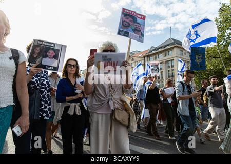 Berlin, Allemagne. 07 août 2025. Des dizaines de manifestants se sont rassemblés jeudi 7 août 2025, près de l'emblématique porte de Brandebourg de Berlin pour exiger le retour immédiat des otages israéliens détenus par le Hamas à Gaza. La manifestation pacifique, qui s'est tenue à Pariser Platz, a attiré des Juifs allemands, des expatriés israéliens et des supporters agitant des drapeaux israéliens et portant des pancartes indiquant « Bring Them Home Now ». Chants de 'Libérez les otages !' Et 'Am Yisrael Chai' résonnait sur la place, un site symbolique à quelques pas du mémorial allemand de l'Holocauste. (Photo de Michael Kuenne/PRESSCOV/SIPA USA) crédit : SIPA USA/Alamy Live News Banque D'Images