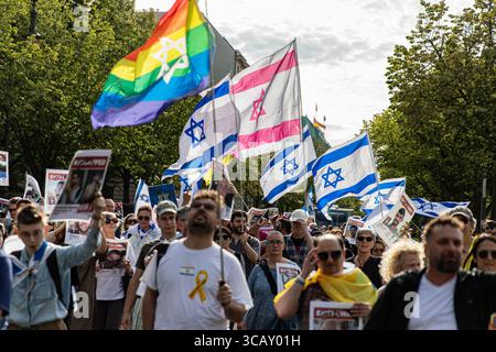 Berlin, Allemagne. 07 août 2025. Des dizaines de manifestants se sont rassemblés jeudi 7 août 2025, près de l'emblématique porte de Brandebourg de Berlin pour exiger le retour immédiat des otages israéliens détenus par le Hamas à Gaza. La manifestation pacifique, qui s'est tenue à Pariser Platz, a attiré des Juifs allemands, des expatriés israéliens et des supporters agitant des drapeaux israéliens et portant des pancartes indiquant « Bring Them Home Now ». Chants de 'Libérez les otages !' Et 'Am Yisrael Chai' résonnait sur la place, un site symbolique à quelques pas du mémorial allemand de l'Holocauste. (Photo de Michael Kuenne/PRESSCOV/SIPA USA) crédit : SIPA USA/Alamy Live News Banque D'Images