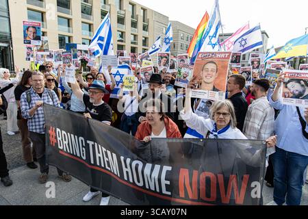 Berlin, Allemagne. 07 août 2025. Des dizaines de manifestants se sont rassemblés jeudi 7 août 2025, près de l'emblématique porte de Brandebourg de Berlin pour exiger le retour immédiat des otages israéliens détenus par le Hamas à Gaza. La manifestation pacifique, qui s'est tenue à Pariser Platz, a attiré des Juifs allemands, des expatriés israéliens et des supporters agitant des drapeaux israéliens et portant des pancartes indiquant « Bring Them Home Now ». Chants de 'Libérez les otages !' Et 'Am Yisrael Chai' résonnait sur la place, un site symbolique à quelques pas du mémorial allemand de l'Holocauste. (Photo de Michael Kuenne/PRESSCOV/SIPA USA) crédit : SIPA USA/Alamy Live News Banque D'Images