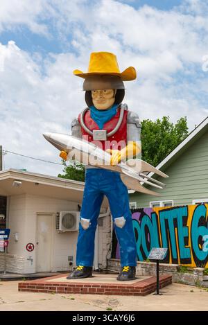 Tulsa, Oklahoma - États-Unis - 18 juin 2025 : route 66 Roadside attraction Muffler Man 'Buck Atom' géant au bord de la route Cosmic Curios de Buck Atom Banque D'Images