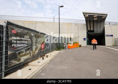 Hambourg, Allemagne. 07 août 2025. Une affiche publicitaire de la Deutsche Bahn avec une animation d'une nouvelle station peut être vue sur une clôture à côté de l'entrée de la station de S-Bahn Diebsteich reconstruite. La nouvelle station de Diebsteich remplacera l'ancienne station terminus d'Altona. Il devrait commencer à fonctionner en 2027. Crédit : Christian Charisius/dpa/Alamy Live News Banque D'Images