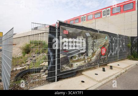 Hambourg, Allemagne. 07 août 2025. Une affiche publicitaire de la Deutsche Bahn avec une animation d'une nouvelle station peut être vue sur une clôture à côté de l'entrée de la station de S-Bahn Diebsteich reconstruite. La nouvelle station de Diebsteich remplacera l'ancienne station terminus d'Altona. Il devrait commencer à fonctionner en 2027. Crédit : Christian Charisius/dpa/Alamy Live News Banque D'Images