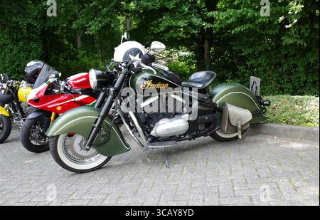 Bad Bentheim, Allemagne 13 juillet 2025 Une moto militaire verte chef indien garée Banque D'Images
