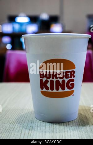 Marilia, SP, Brésil, 29 mai 2025. Gobelet de la chaîne de restauration rapide Burger King, affichant le logo de la marque. L'image peut être utilisée pour illustrer des thèmes rel Banque D'Images