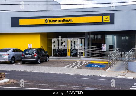 Marilia, Sao Paulo, Brésil, 13 avril 2025. succursale de la Banque du Brésil. Façade avec logo jaune et bleu. Rampe d'accès et parking. Banque D'Images