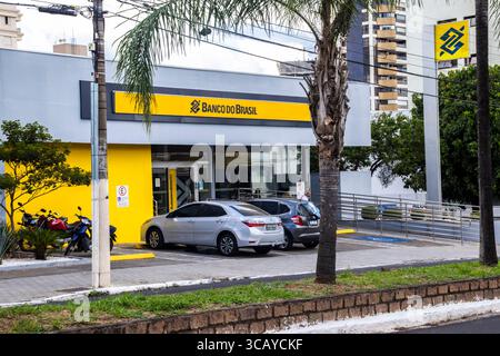 Marilia, Sao Paulo, Brésil, 13 avril 2025. succursale de la Banque du Brésil. Façade avec logo jaune et bleu. Rampe d'accès et parking. Banque D'Images