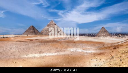 Vue panoramique sur les trois principales pyramides du complexe pyramidal de Gizeh au Caire, Egypte Banque D'Images