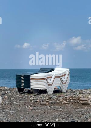 Chaises longues empilées sur Rocky Beach Banque D'Images