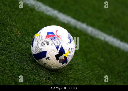 Gros plan du ballon offiical PUMA Orbita 1 EFL Sky Bet Football (FIFA® Quality Pro) avant le match Sky Bet League One à Vale Park, Stoke-on-Trent. Date de la photo : jeudi 7 août 2025. Banque D'Images