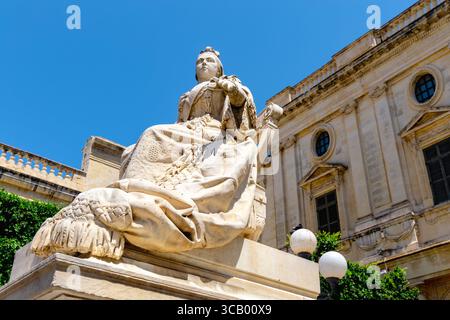 Statue de la reine Victoria par Giuseppe Valenti devant la Bibliothèque nationale de Malte sur la place de la République à la Valette, Malte Banque D'Images