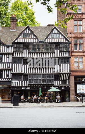 Tudor Staple Inn à High Holborn datant de 1585 logement Brew Garden café, Chancery Lane, Londres, Angleterre Banque D'Images